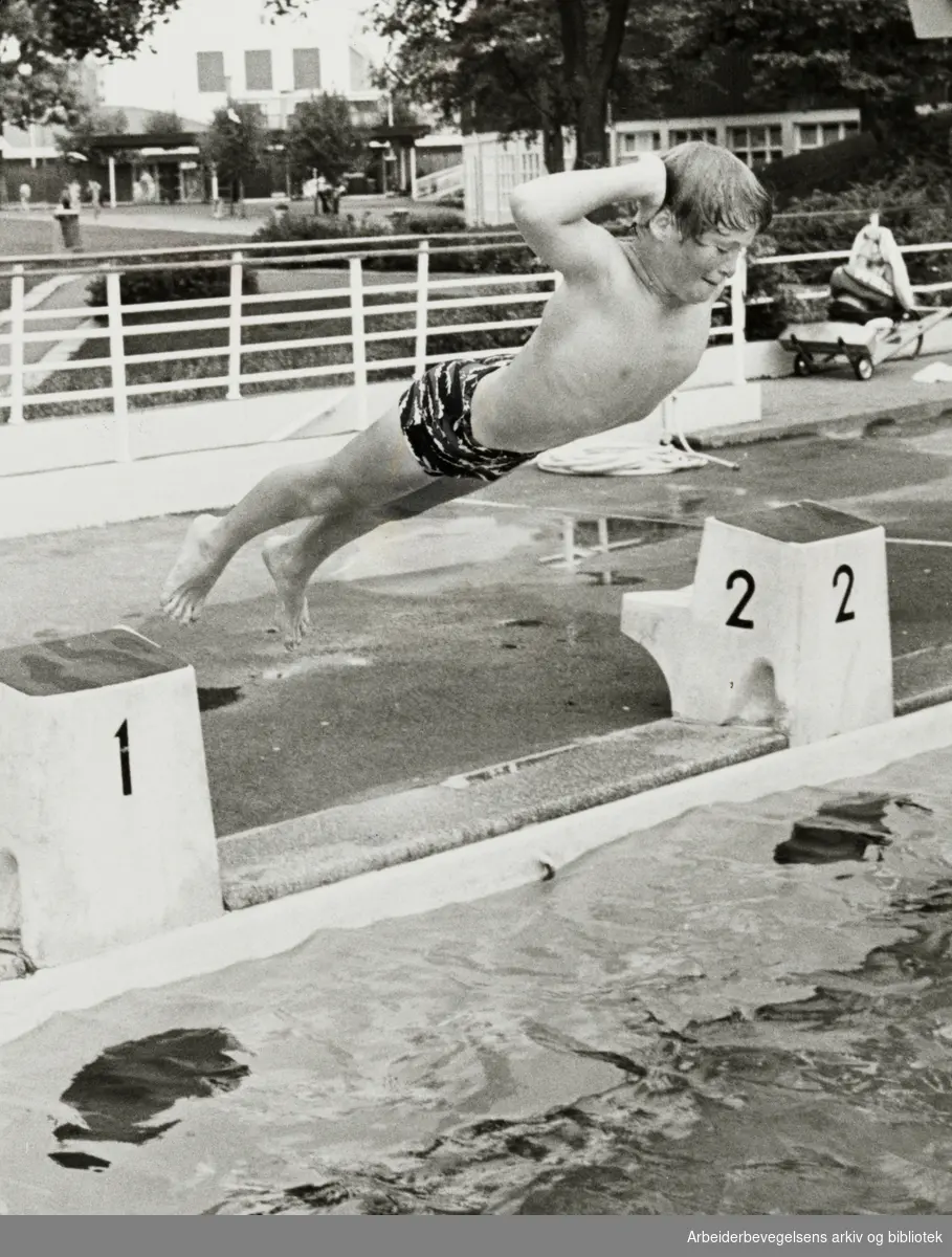 Frognerbadet. Geir Juvdal (13) demonstrerer "Dødsen" til ære for fotografen. Juli 1979