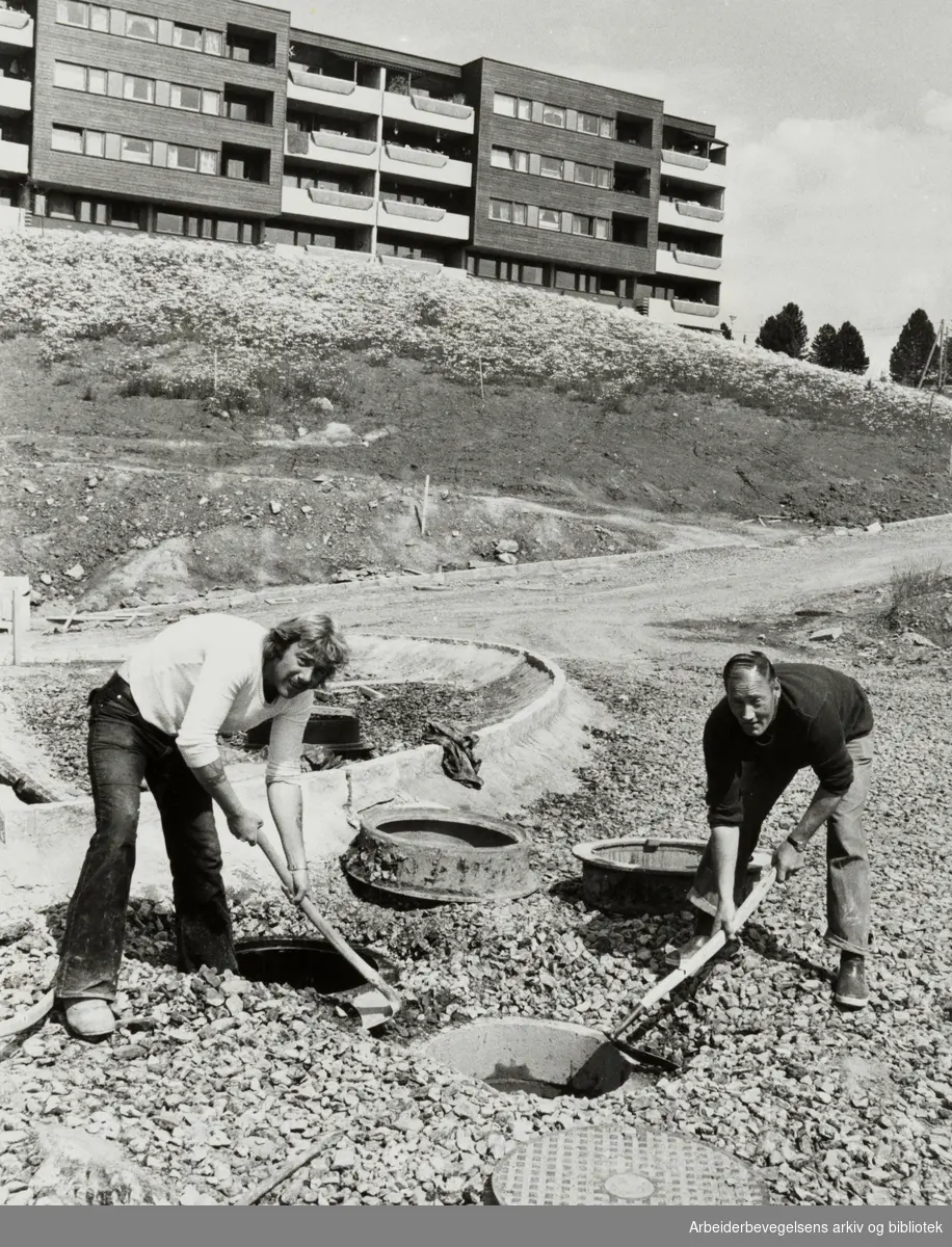 Furuset. Kjell Løkken og Kjetil Fløvig vil ferdiggjøre parkeringsplassen før fellesferien. Juni 1978