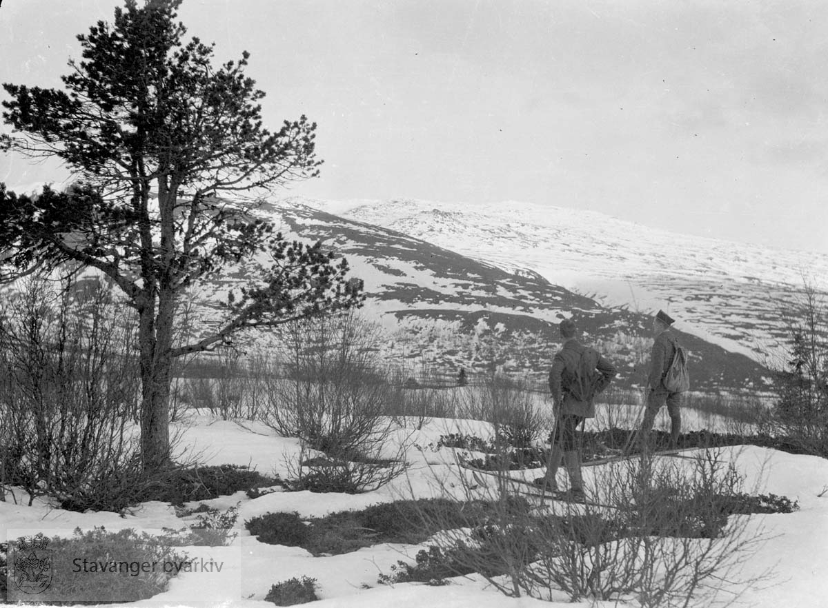 To menn på tur i snødekt landskap