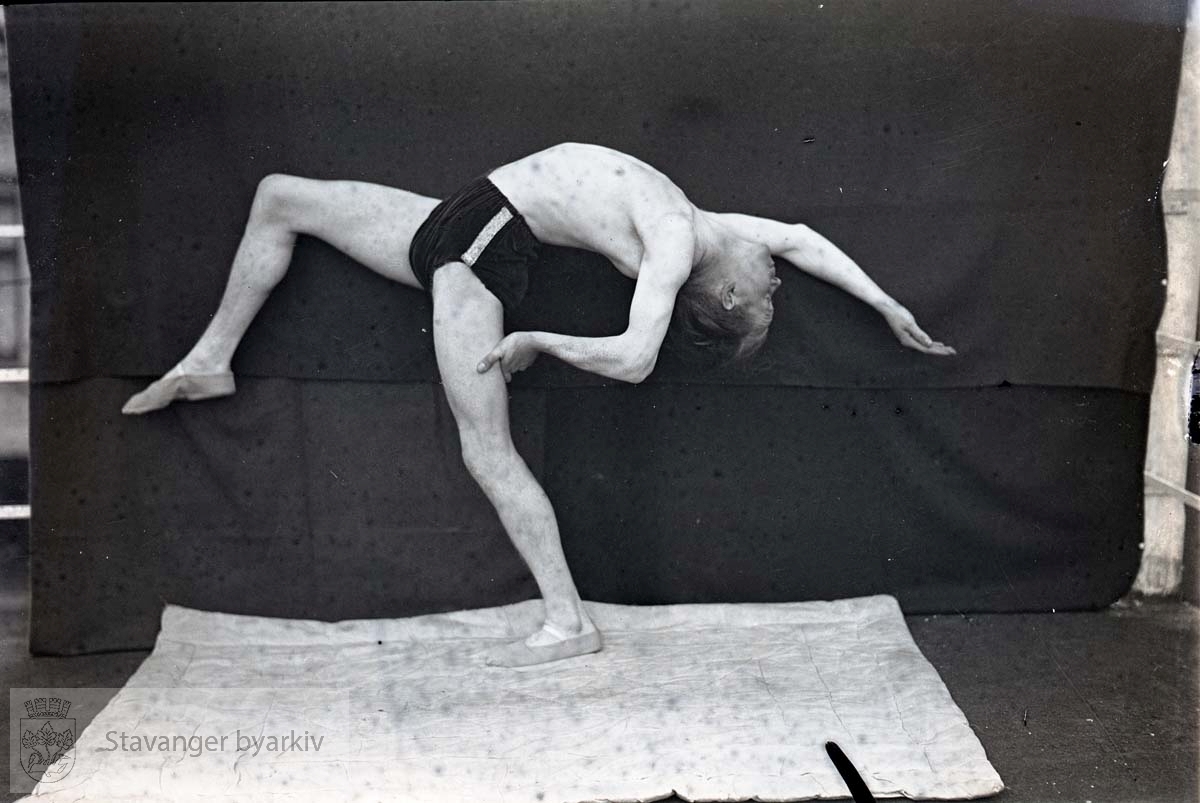 Sannsynligvis Yngvar Jensen (f. 1910) som gikk under artistnavnet Bill Reading. Fikk tilnavnet "Korketrekkeren".