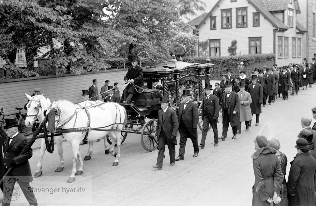 Wilhelm Årstads begravelse..Kisten kjøres