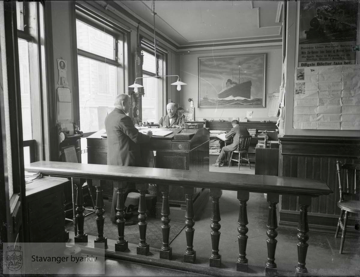 Agentur-, inkasso- og vekselforretning. Innehaveren, grosserer Arne Haabeth, står ved pulten midt på bildet.