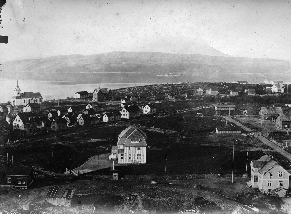Kirkenes sett fra Brikettverket, Sydvaranger 11.07.1910. Kirka til venstre i bildet og Administrasjonsbygningen til Sydvaranger midt i.