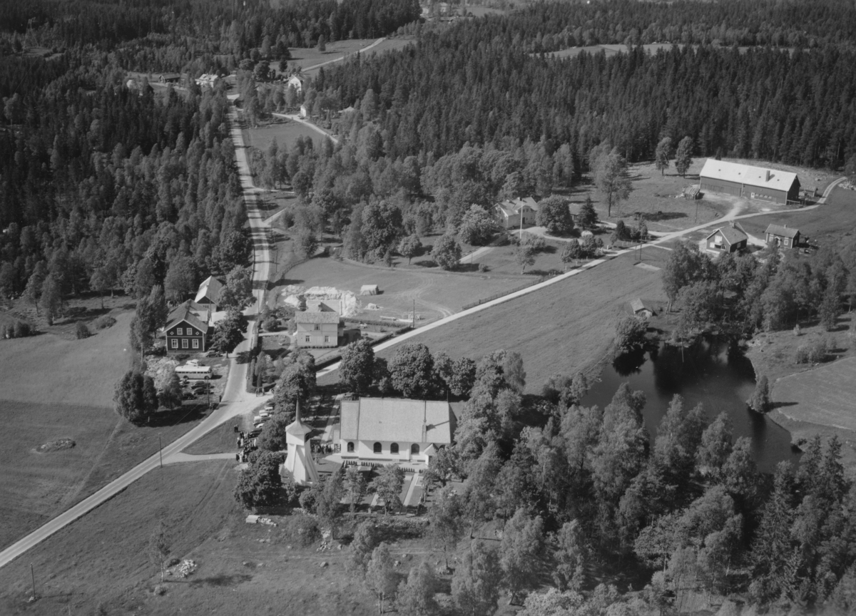 Flygfoto över området kring Angerdshestra kyrka i Jönköpings kommun. Nr P 271