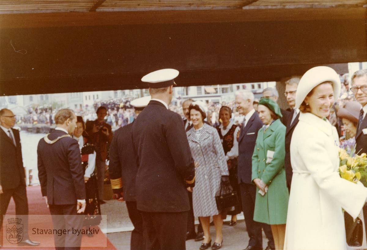 Fra 1100-årsjubileet i 1972. Kronprinsesse Sonja til høyre. Ordfører Arne Rettedal med ryggen til til venstre.