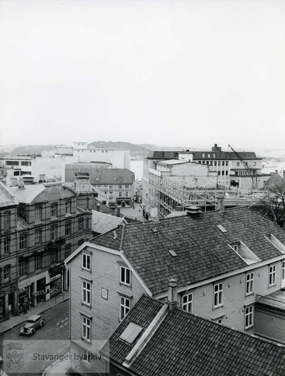 Kommunebiblioteket, formannskapslokale og kemnerkontor; tidligere "Den Kombinerede Indretning", byens sykehus og arbeidsanstalt. Myhregården til venstre, oppført 1901/1910