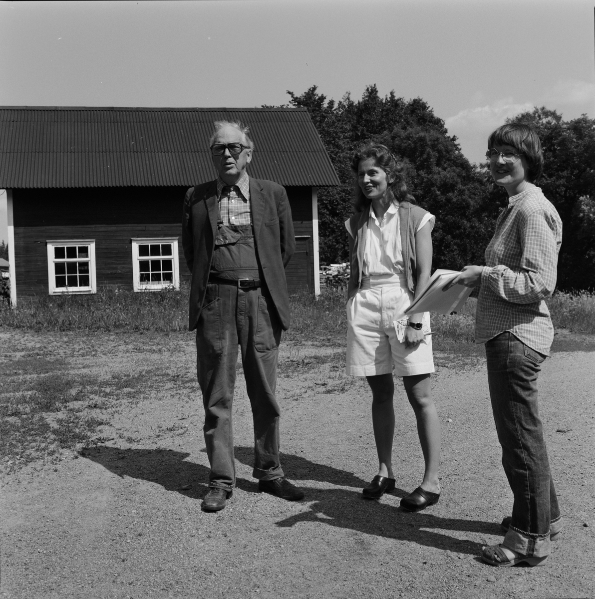 Kvarnföreståndare Nisse Hallström med antikvarierna Iréne A Flygare och Kerstin Berg från Upplandsmuseet vid Forsby kvarn, Simtuna, Uppland 1980 - 1981
