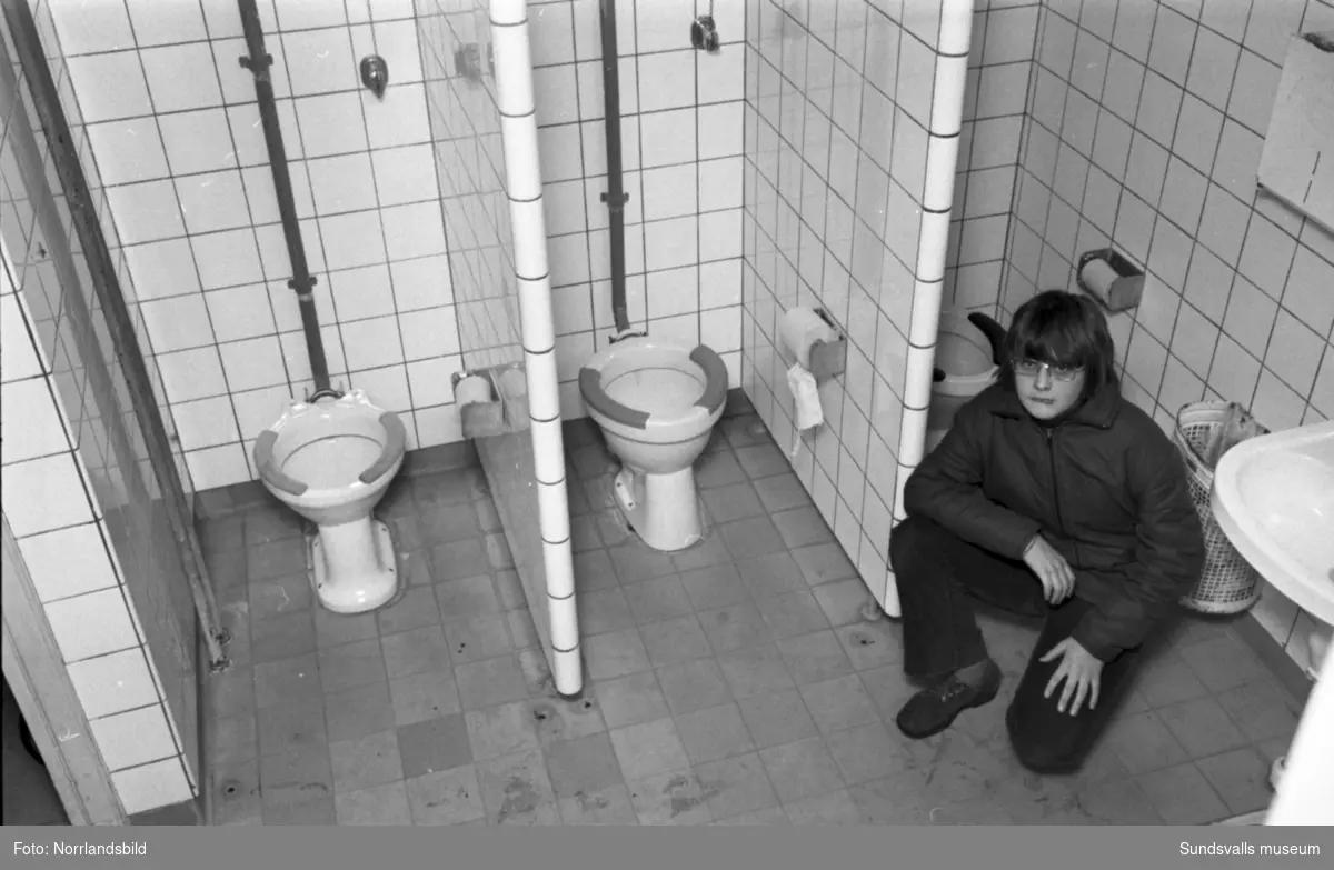 Bergsåkers skola, reportagebilder om standarden på elevernas toaletter