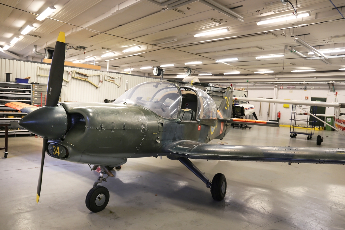 Skolflygplan SK 61A
Beagle B 125 Bulldog

Flygplanet är målat grönt med ljusblå undersida.
Märkning: Under nosspetsen kodsiffra 34; på bakkroppen kronmärke och flottiljnummer 5; på fenan kodsiffra 34.