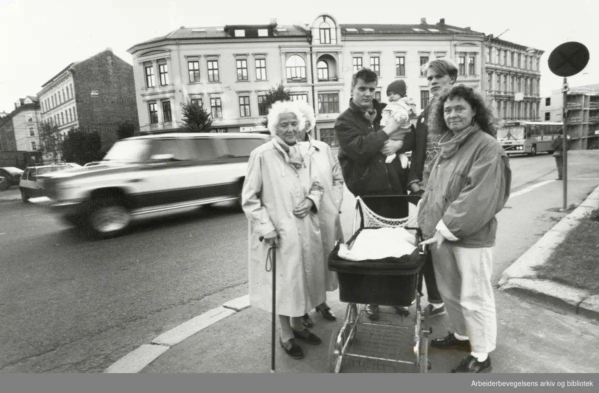 Gamlebyen. Det er stadig mer trafikk i Schweigaardsgate mener Marit Larsen og andre beboere i området. Oktober 1990