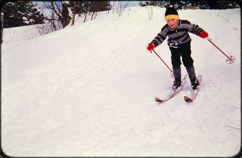 Kippermoen barnepark, 1961-62. Gutt i full fart på ski ned bakken.