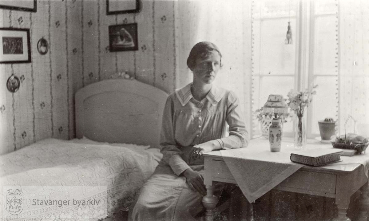 Marie Næsheim på sitt værelse i hjemmet