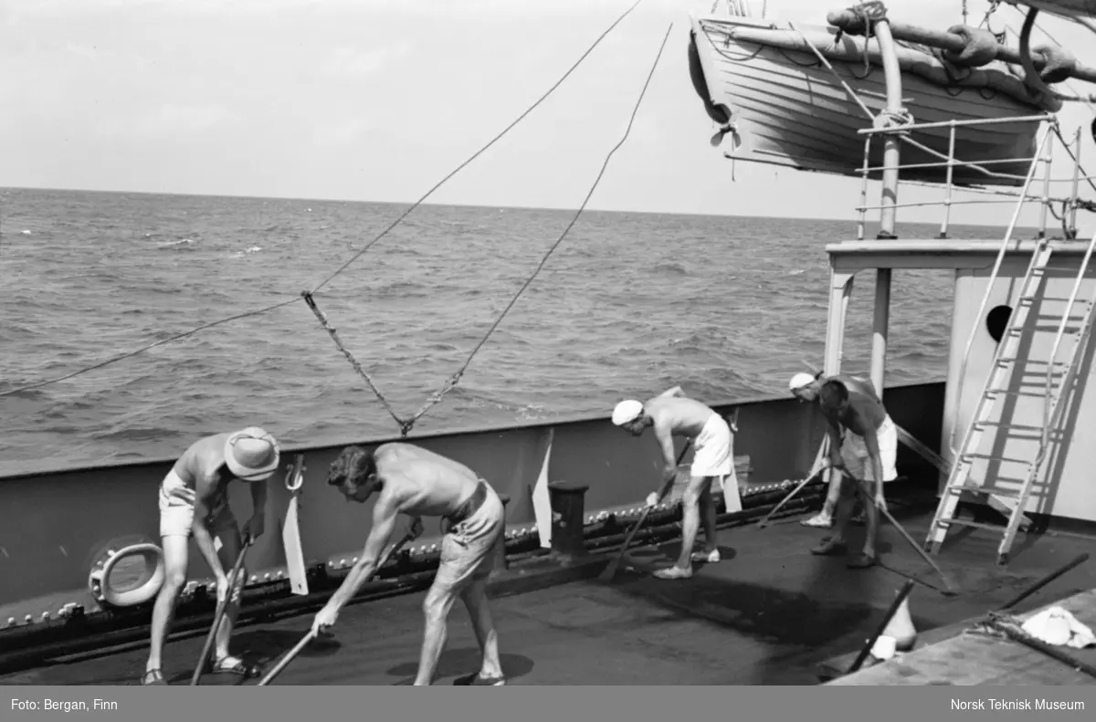 Skrubbing av skipsdekk, fem personer
