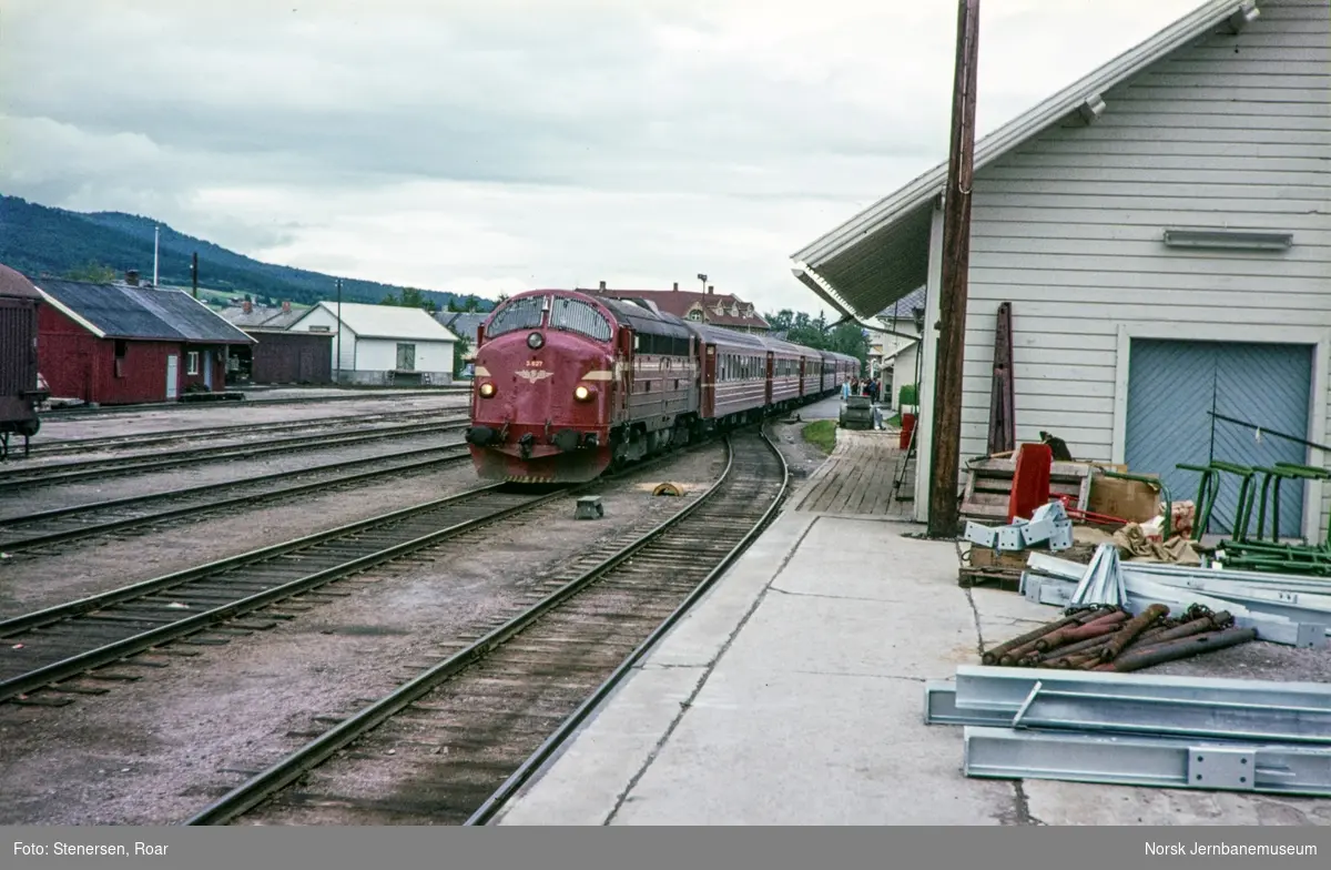 Diesellokomotiv type Di 3 nr. 627 med dagtoget fra Trondheim til Oslo Ø over Røros, tog 302, på Tynset stasjon.