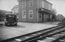 Lierfoss stasjon. Foran stasjonen: Eigil Prydz' Oakland 1932