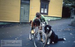 Gutt og hund utenfor Olavskleiva 22