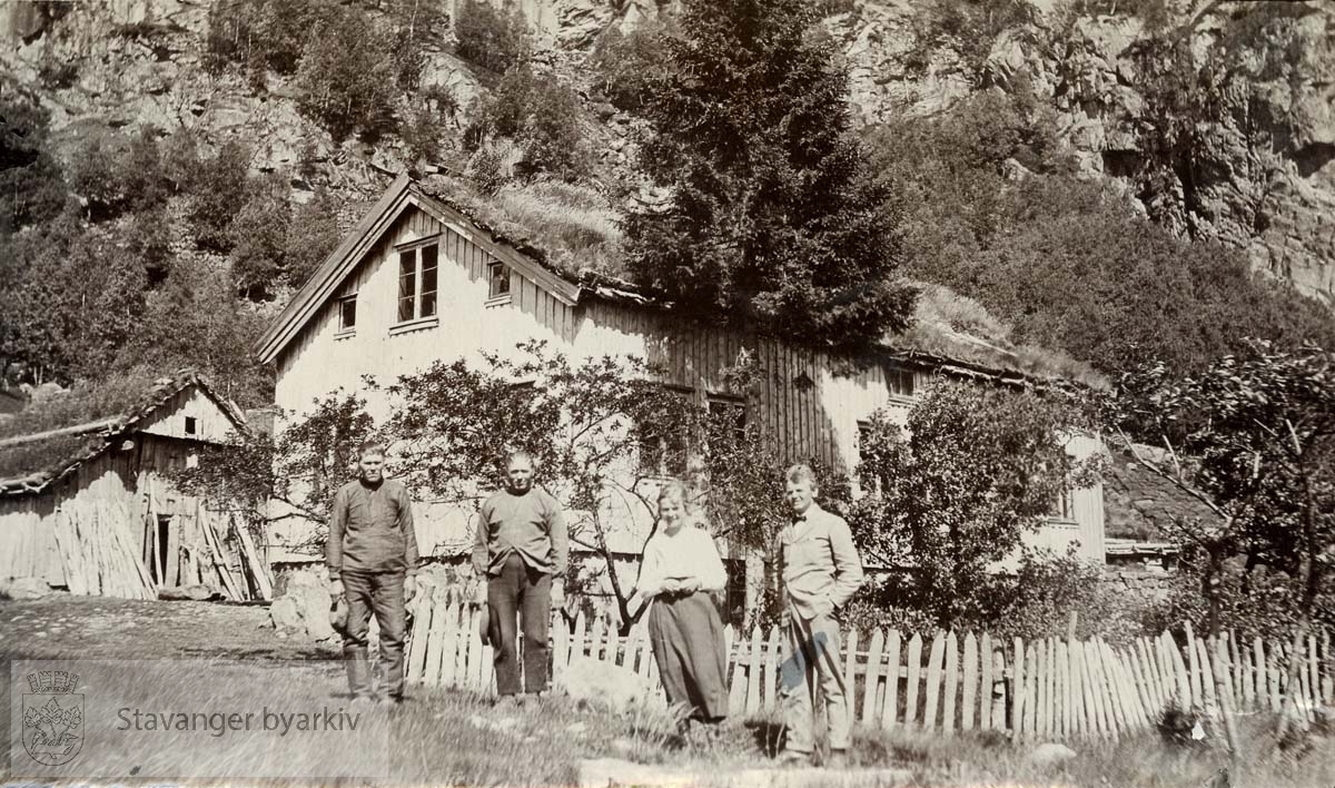 Mary og Sigurd Sandstøl samt to andre personer foran hus i Sandstøl