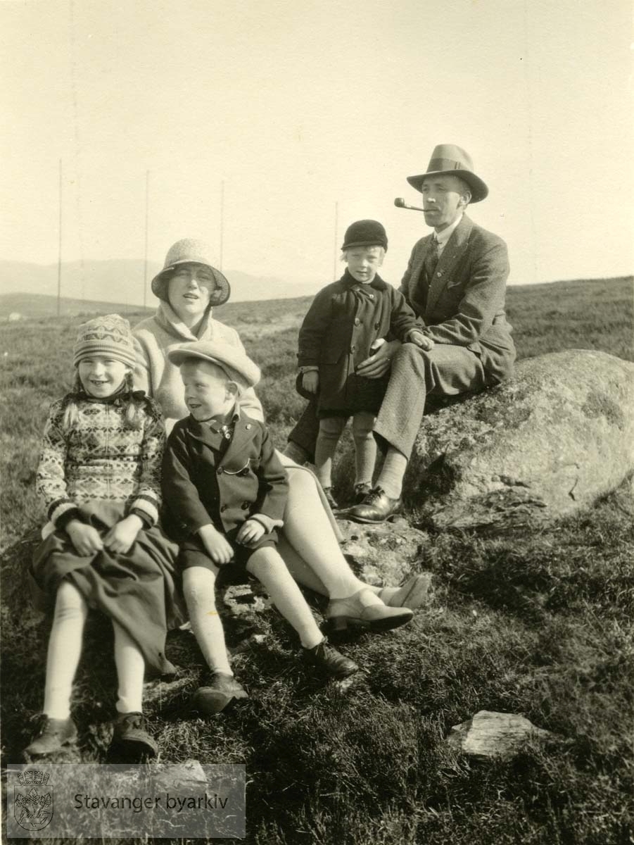 Ellinor og Oscar sammen med sønnene Jan Christian og Per, i tillegg til en eldre jente.