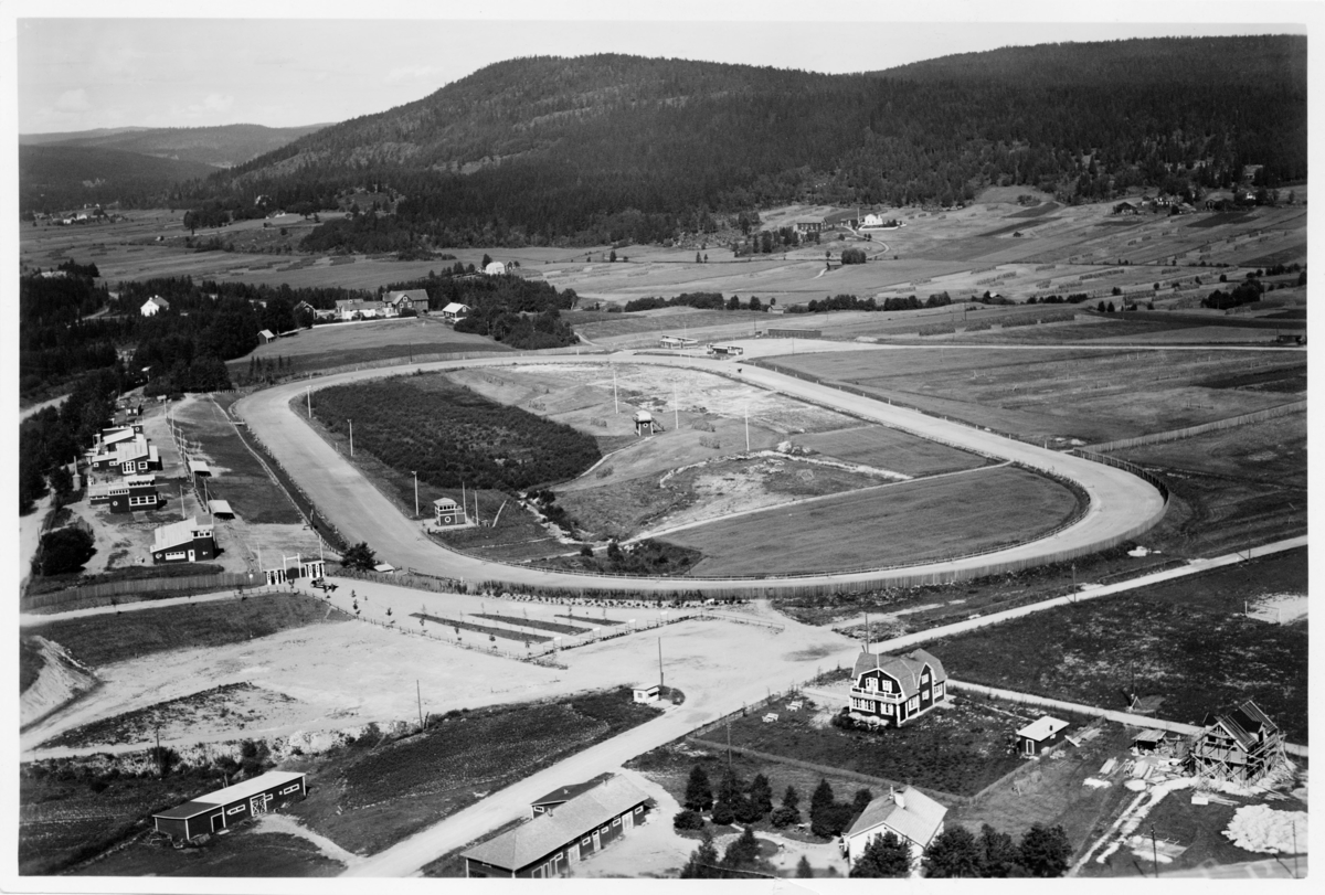 flygfoton-ver-bergs-kers-travbana-som-invigdes-1932-vykort
