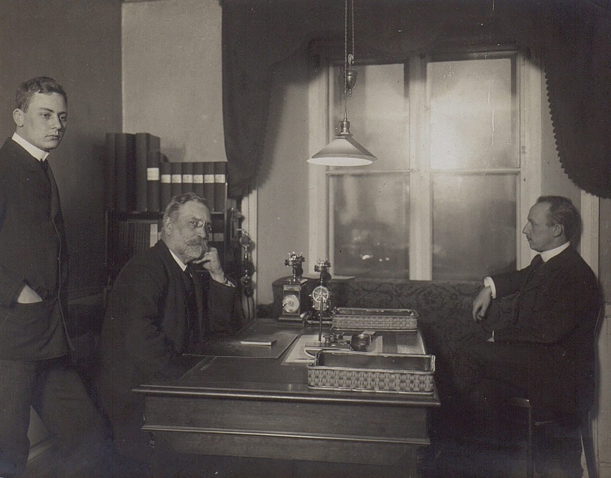 Huvudförrådet. Till vänster assistent Röding (Tulle), Carl Taberman, till höger Seth Ljung-qvist. År 1900-1910.