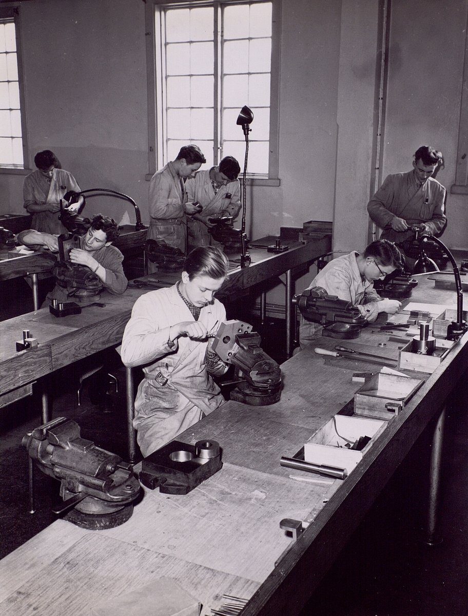 Nynäshamn. Lärlingsskolan vid televerkstaden. Tillverkning av verktyg. 1950-talet.
