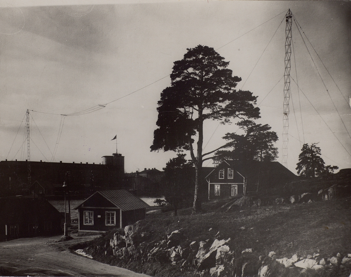 Vaxholm. Exteriör med radiomaster. Vaxholms kuststation ersattes sedemera med Stockholms kuststatiön vid Stavsnäs. Bild från 1930.