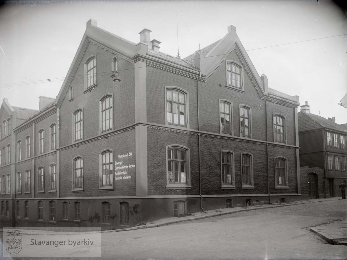 Waisenhusgaten 50 fra sørvest. Stiftelsesgaten til høyre. Hjørnehuset, Stavanger tekniske Aftenskole, ble bygd i 1880. Bygningen til venstre er utvidelsen i 1913.