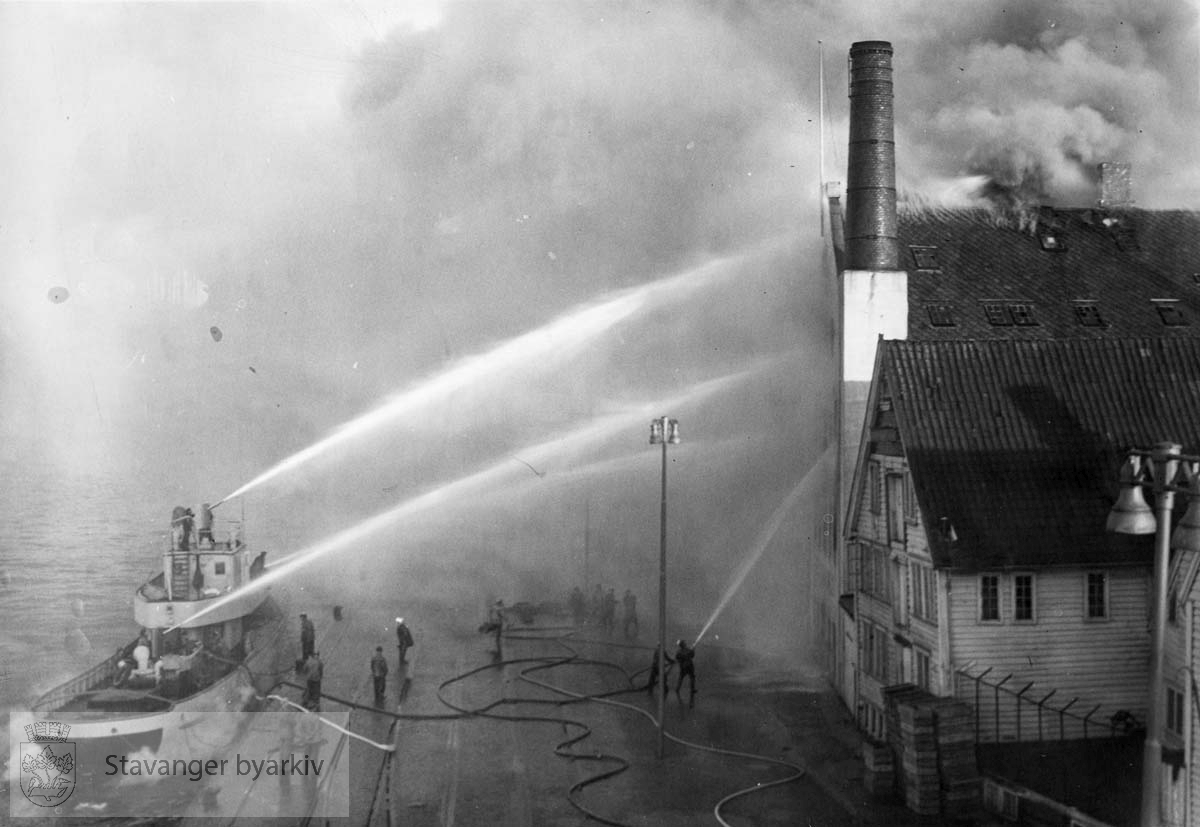 Brann i Nedre Strandgate 63 - 65.