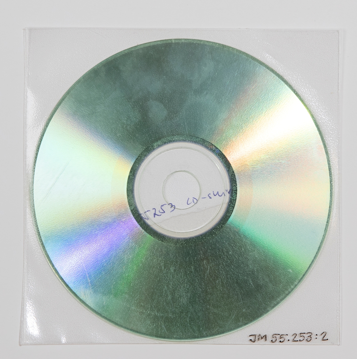 CD-skiva i plastficka. Inne i plastfickan ligger en handskriven papperslapp med texten: "So Divine 1 ny låt".

JM 55253:1, Skiva
JM 55253:2, Plastficka
