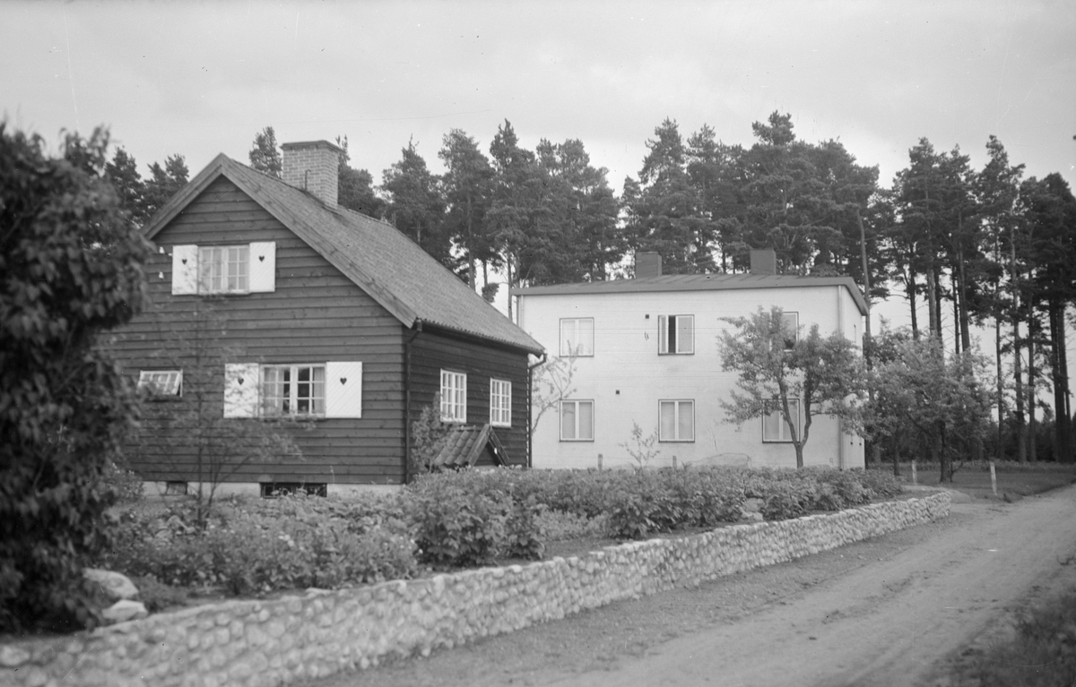 Vy mot hus vid gata i Malmslätt, 1940-tal. Nuvarande Segers gata.