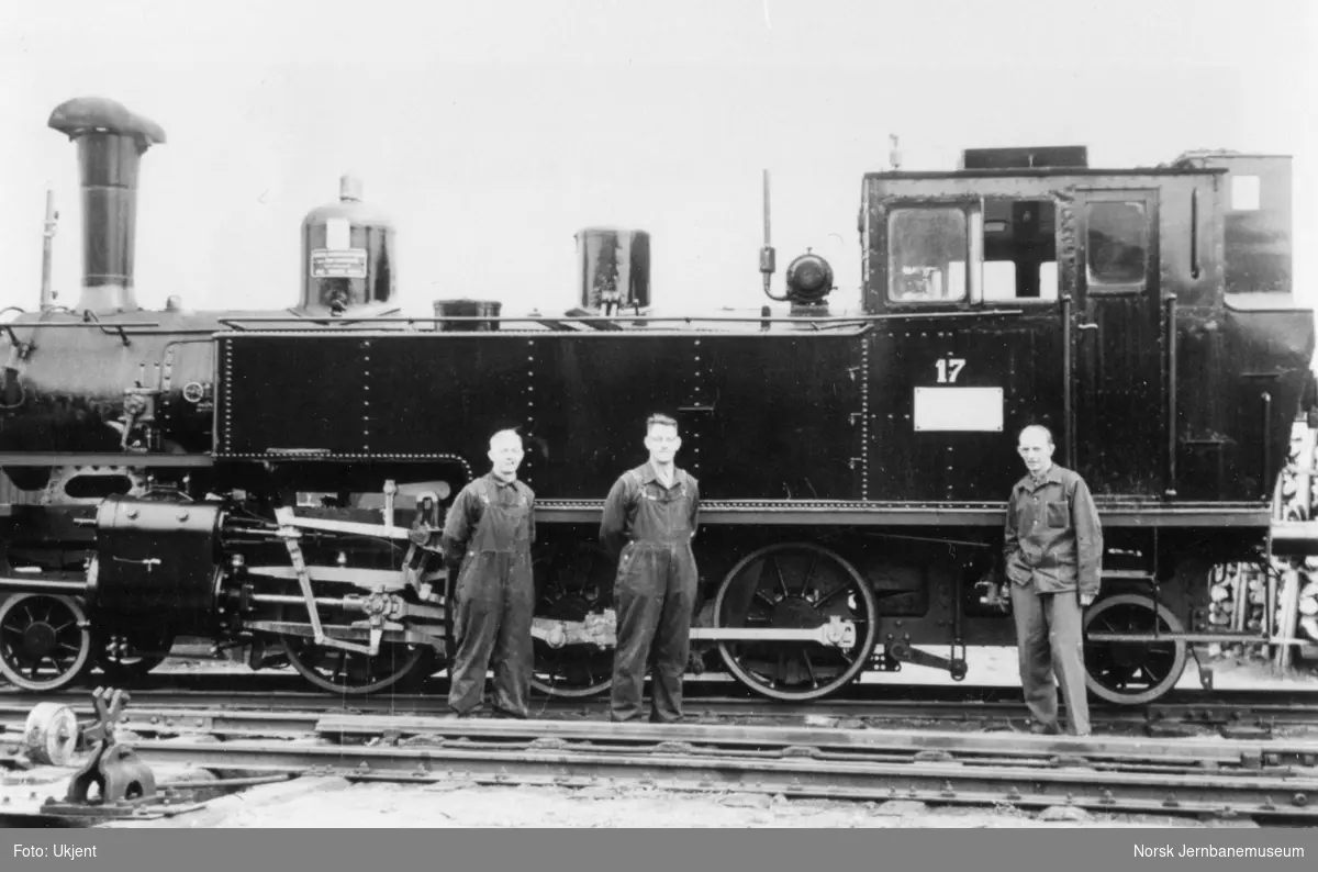 Damplokomotiv type 50a nr. 17, opprinnelig Valdresbanens lokomotiv nr. ! Valdres, på Sundland. Lokomotivet er trolig nyrevidert.