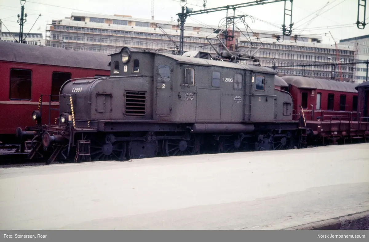 Elektrisk lokomotiv type El 1 nr. 2003 i skiftetjeneste på Oslo V.