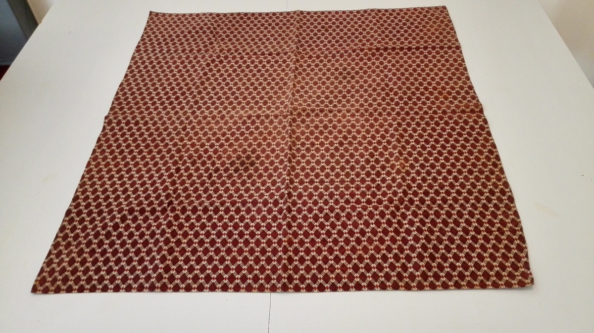 1 tørklæde.

1 tørklæde av trykmønstret brunt og hvidt lintøi, størrelse 80 x 72 cm.

Kjøpt paa auktion paa Storaker ved lensm. A. Faleide.