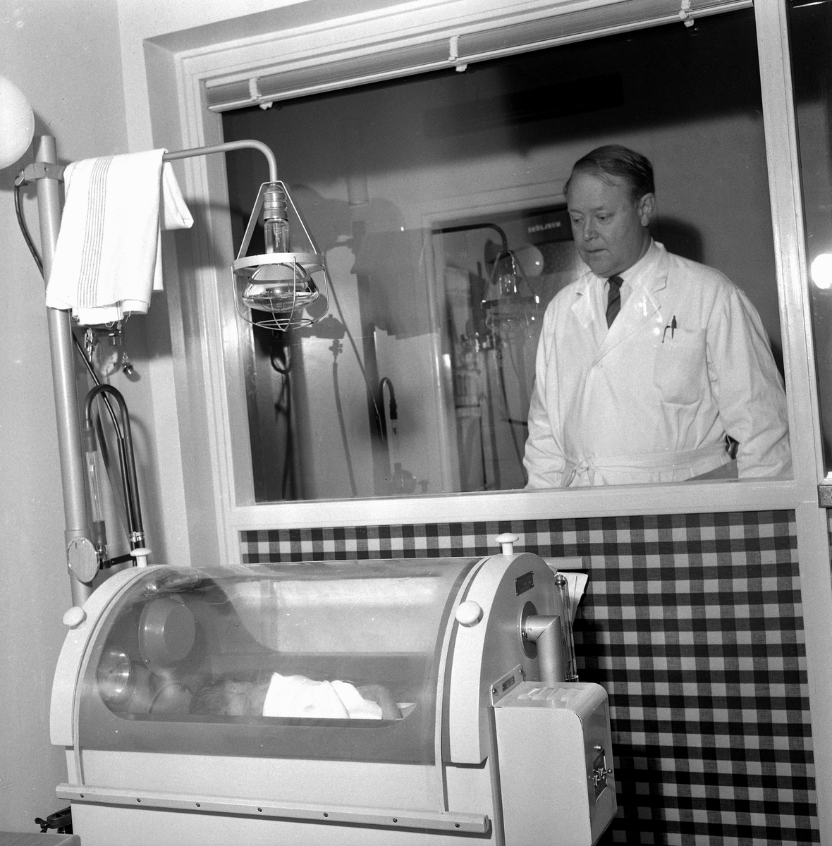 Reportage om minibaby. 
Barnläkare Olof Brandberg. 
25 oktober 1958.
