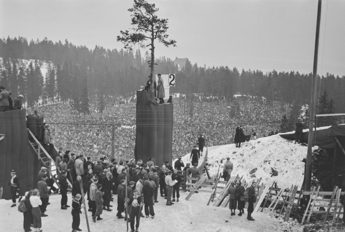 Holmenkollrennet 1939. Litt av folkemengden som overvar skirennet.