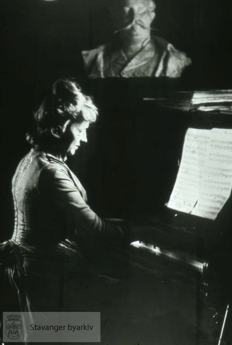 Kvinne spiller piano