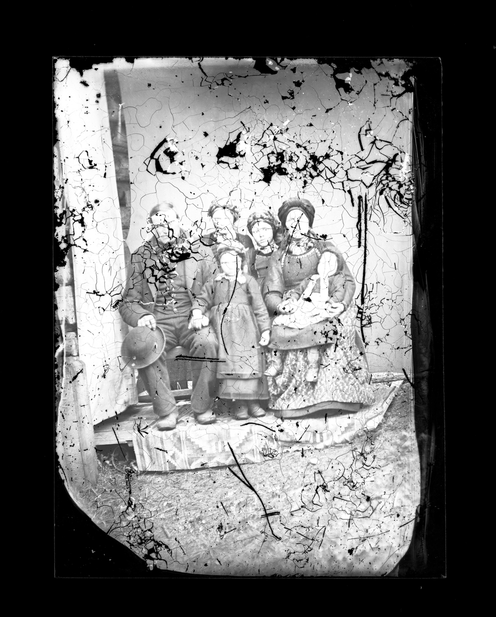 Fotosamling etter fotograf Knut Aslaksen Berdal. f. 1829 Einlaugdalen Vinje, d. 21.01.1895. Gruppeportrett av mann og kvinne med fire jenter