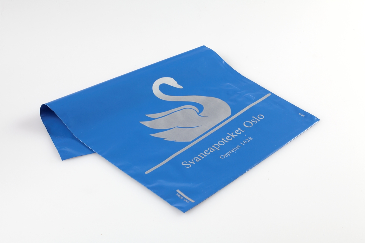 Plastpose med påtrykket apotekets navn og en svanesymbol.