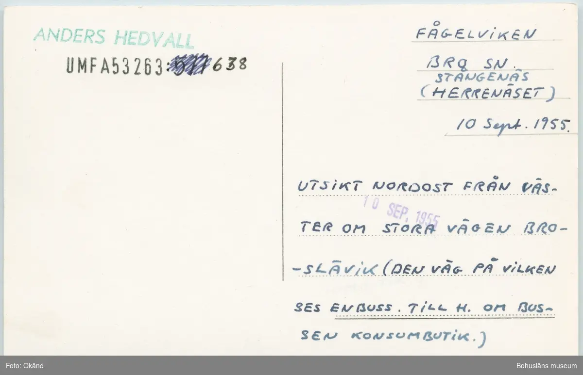Tryckt text på kortet: "Motiv från Fågelviken".
Noterat på kortet: "FÅGELVIKEN BRO SN. STÅNGENÄS (HERRENÄSET) 10 Sept. 1955".
"UTSIKT NORDOST FRÅN VÄSTER OM STORA VÄGEN BRO - SLÄVIK (DEN VÄG PÅ VILKEN SES EN BUSS. TILL H. OM BUSSEN KONSUMBUTIKEN)".