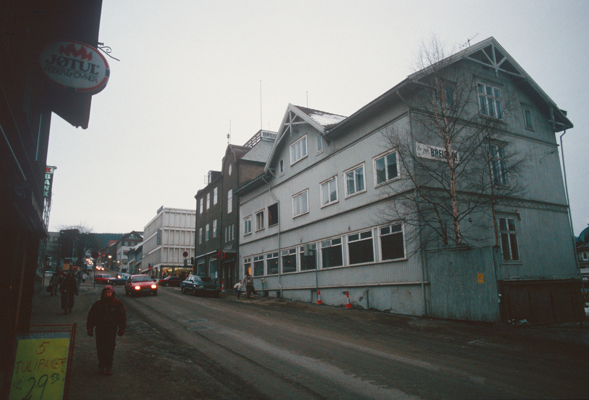 Lillehammer.  Dølaheimen Breiseth Hotell.  Det lyse huset ble revet for å gi plass til utvidelse av hotellet.  Sett mot øst fra Jernbanegata.