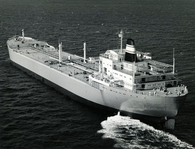 Motivet viser T/T LUCIAN (bygget 1965) til sjøs.