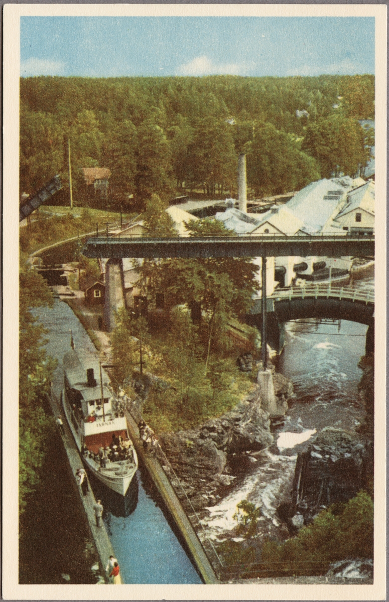 Vy från vägbron över akvedukt och järnvägsbro i Håverud.