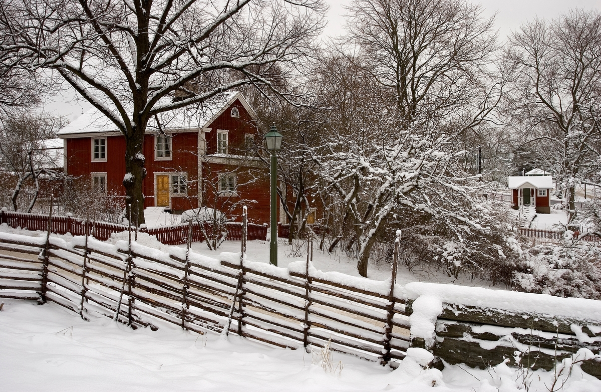 Vinterlandskap på Skansen. I bakgrunden Posthuset och en kolonistuga, Skansen