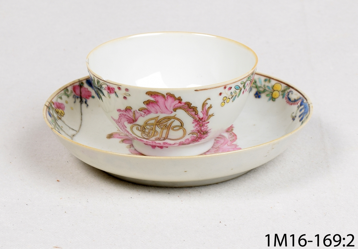 3 koppar/skålar för dryck och 3 tillhörande fat av kinesiskt porslin med handmålad dekor i många kulörer och guld. Dekoren består bland annat av monogram: J.F.B.