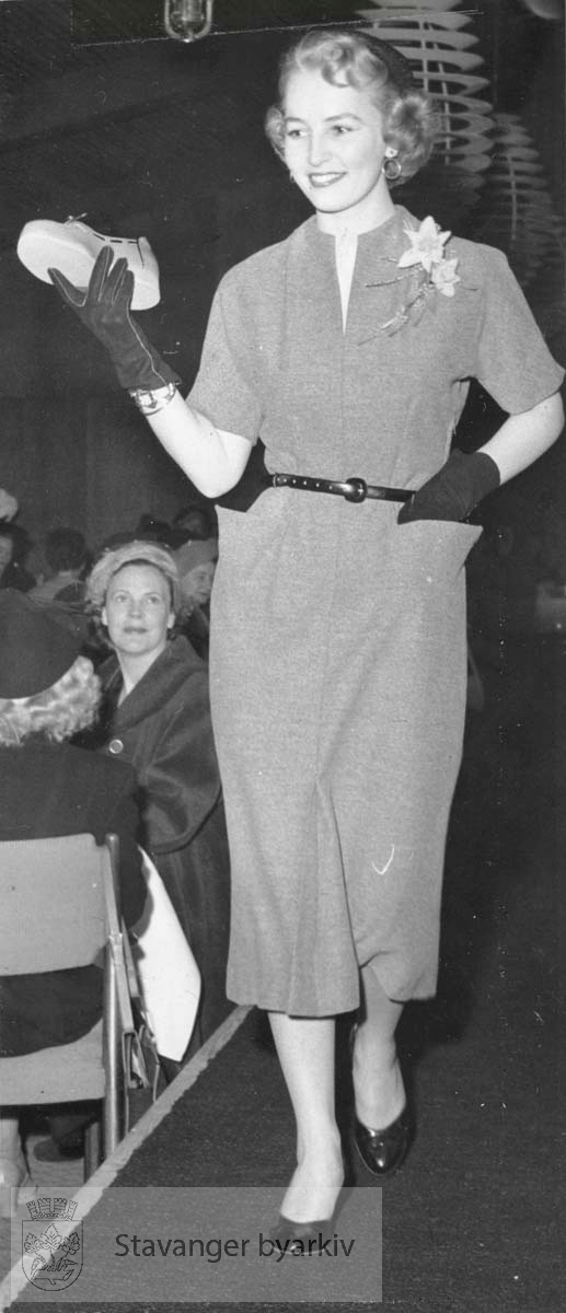 Manequin viser kjolemote. Kjole, belte, sko. Bildet er tatt uta avisutklippsbok fra PA293 Utskilt fra PA293.