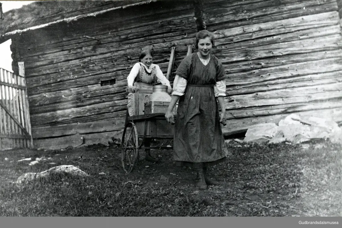 Hanna og Aslaug Woldslien frakter mjølk med håndkjerre