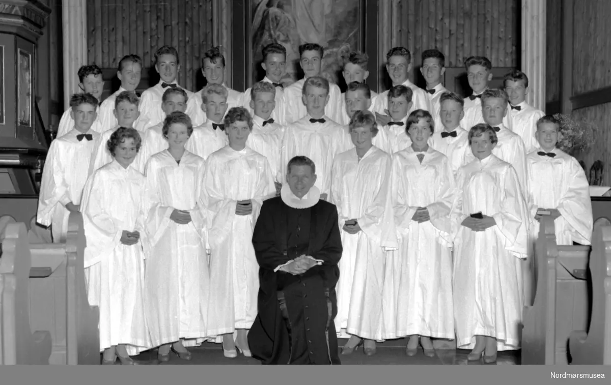 Konfirmantene i Frei Kirke på Frei i Kristiansund kommune. Bildet er datert 1959. Fotograf er Nils Williams. Fra Nordmøre museums fotosamlinger.