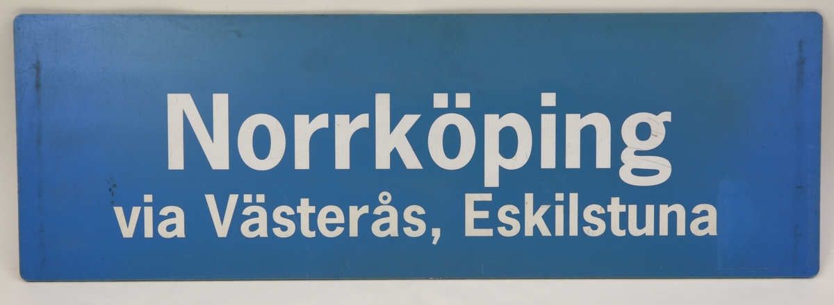 En blå avlång dubbelsidig destinationsskylt som har den vita texten "Norrköping via Västerås, Eskilstuna" på båda sidor.

Skylten är något gulnad och det finns på ena sidan spår av att man har försökt att redigera texten på skylten, i samband med att det har gjorts så förekommer det även skrapmärken på skylten.