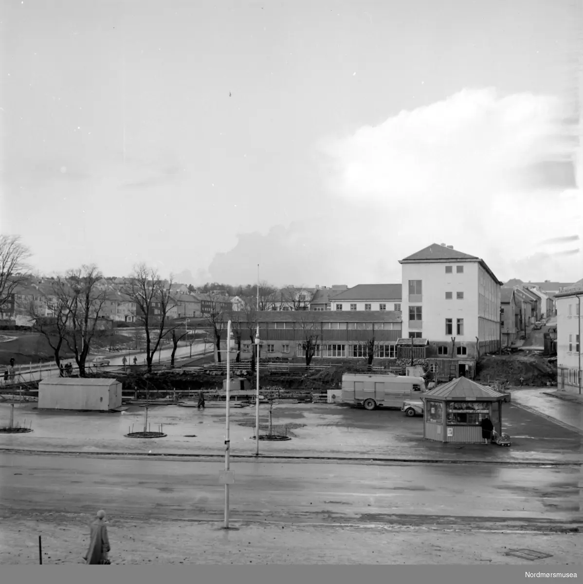 Foto fra byggeplassen til Folkets hus på Kongens plass på Kirkelandet i Kristiansund. Bildet kan trolig dateres til omkring 1958. Fotograf er Nils Williams. Fra Nordmøre museums fotosamlinger.