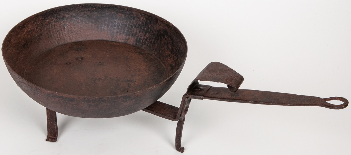 Stekpanna av järn, vridbar, fästad på en trefot med sidohandtag.
Pannans diameter 28 cm.